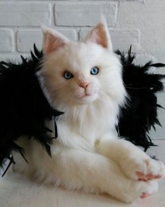 Интерьерная игрушка белого кота с крыльями