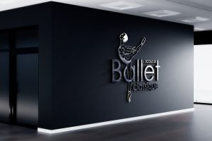 Логотип балетной школы на стене