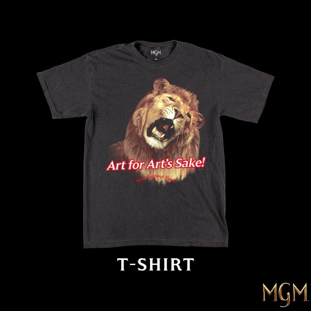 Футболка от бренда MGM, логотип со львом и слоганом Ars Gratia Artis