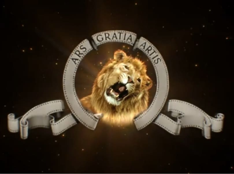 Заставка з логотипом MGM з одним із левів, які працюють у компанії