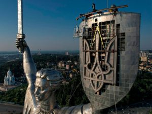 монумент Украина мать 2023