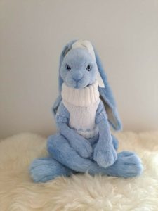 блакитний кролик авторська іграшка на замовлення у стилі тедді
