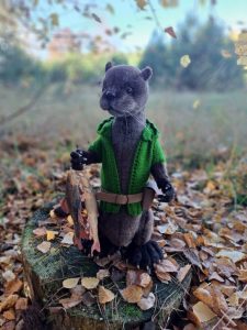 видра мисливець у лісі - авторська іграшка для колекції та інтер'єру